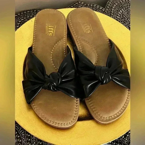 WOMENS CLIFFS FLAT BLACK SANDALS EUC SIZE 7 - Picture 1 of 11